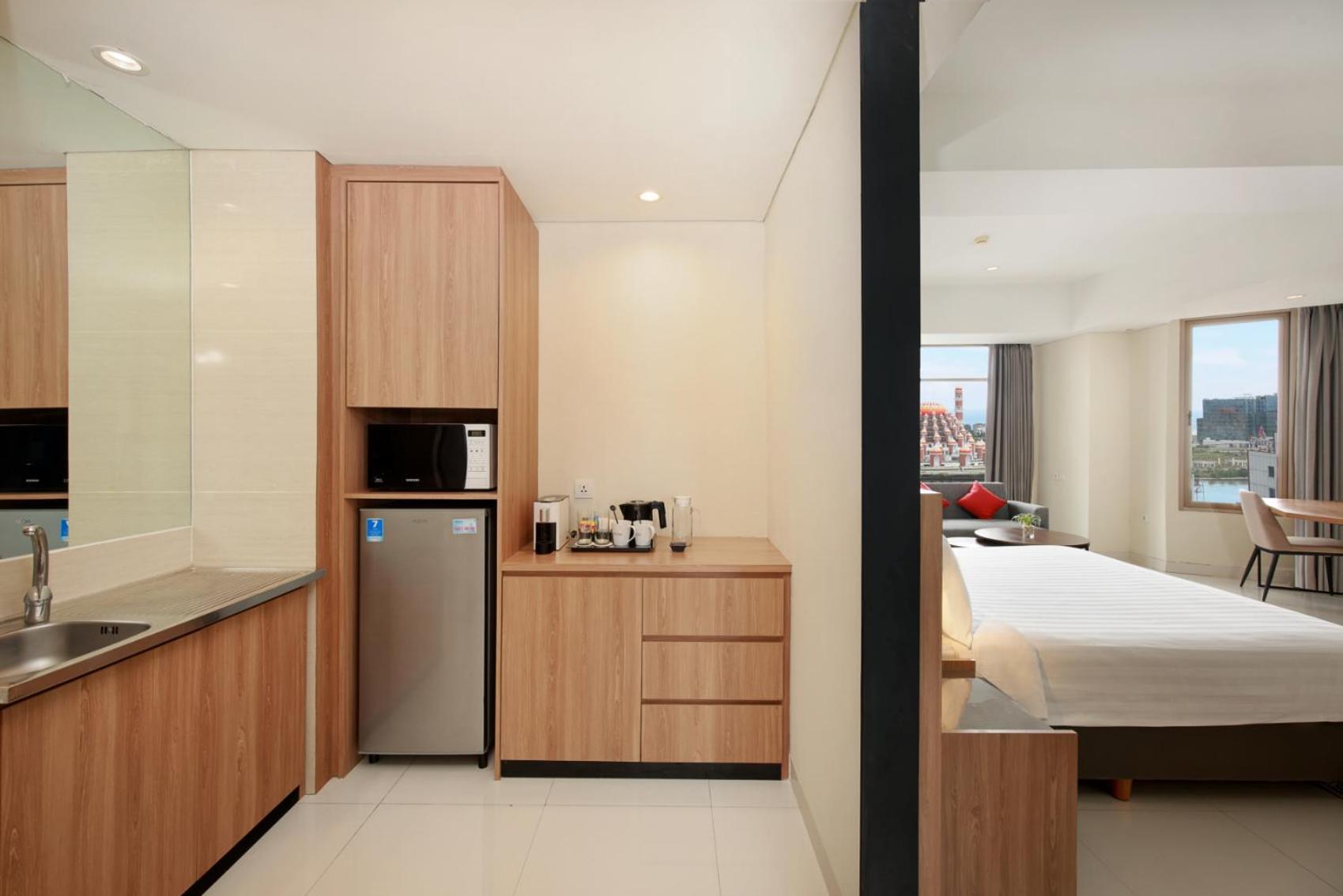 Aston Inn Pantai Losari Makassar Exteriör bild