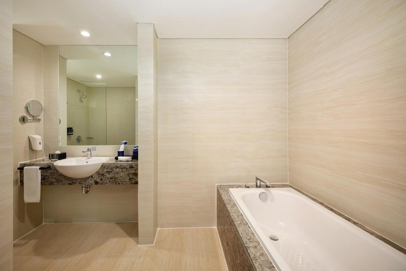 Aston Inn Pantai Losari Makassar Exteriör bild