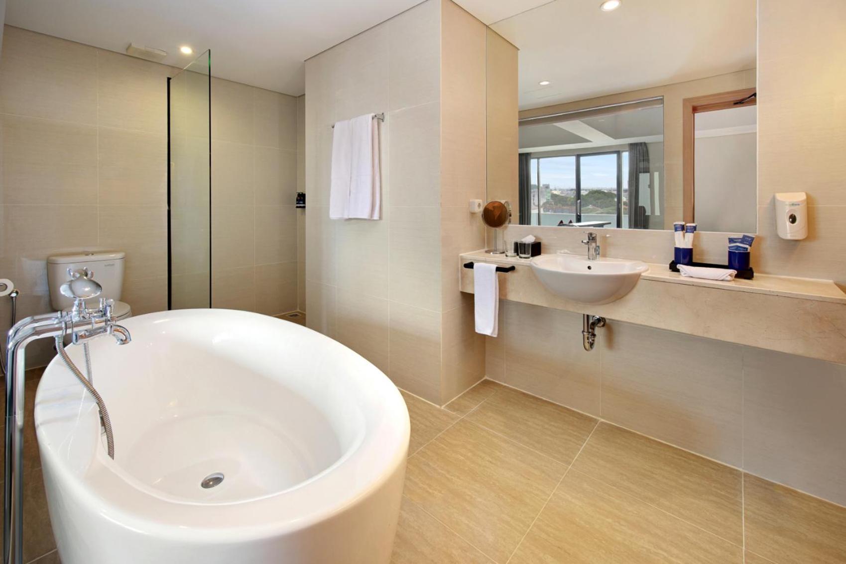 Aston Inn Pantai Losari Makassar Exteriör bild