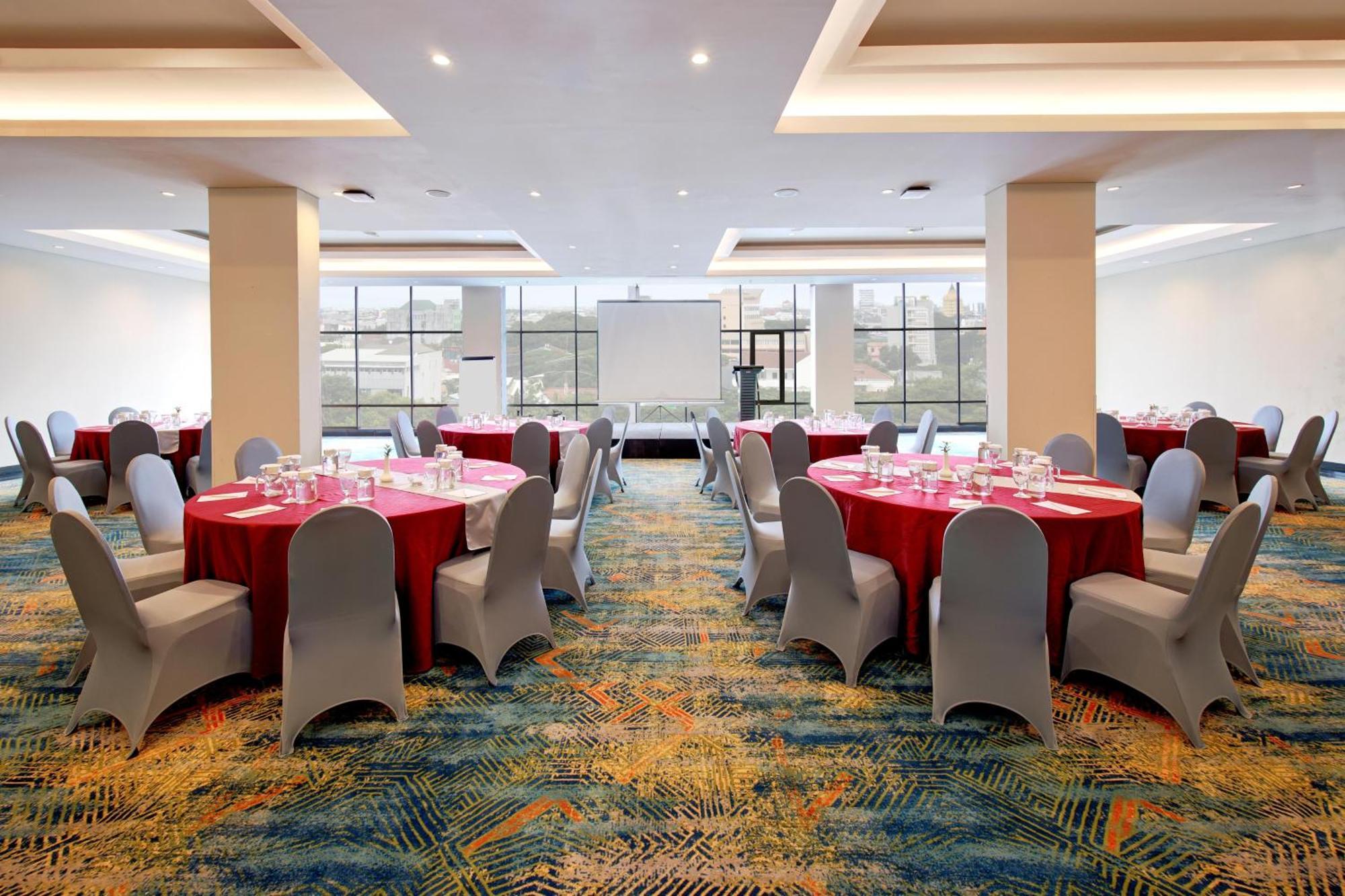 Aston Inn Pantai Losari Makassar Exteriör bild