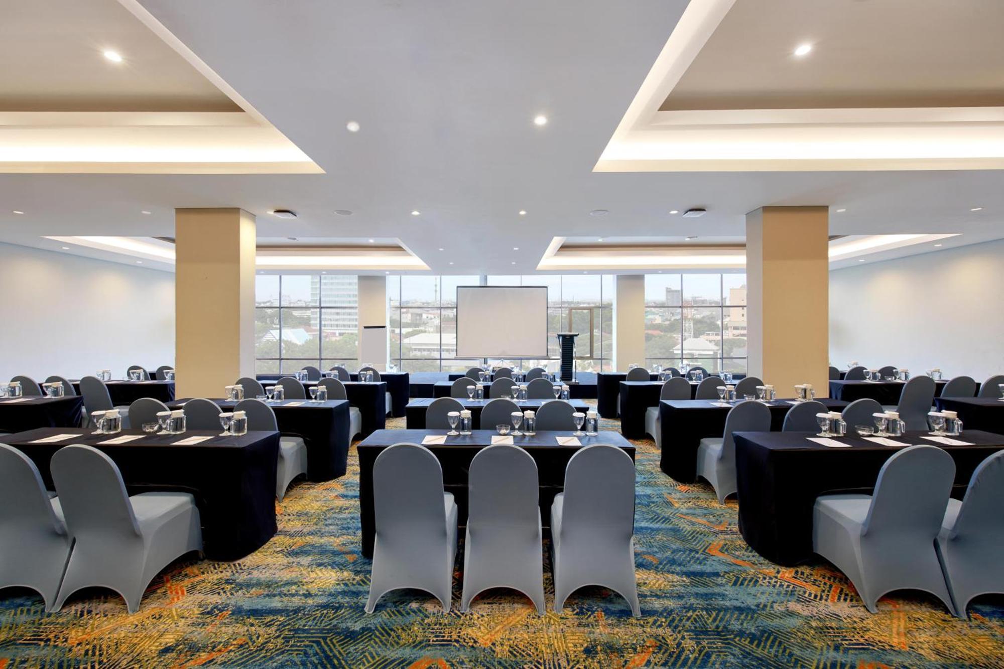 Aston Inn Pantai Losari Makassar Exteriör bild