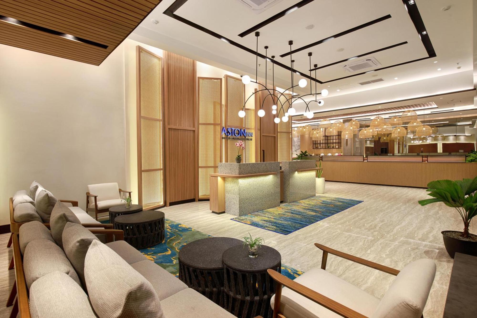 Aston Inn Pantai Losari Makassar Exteriör bild